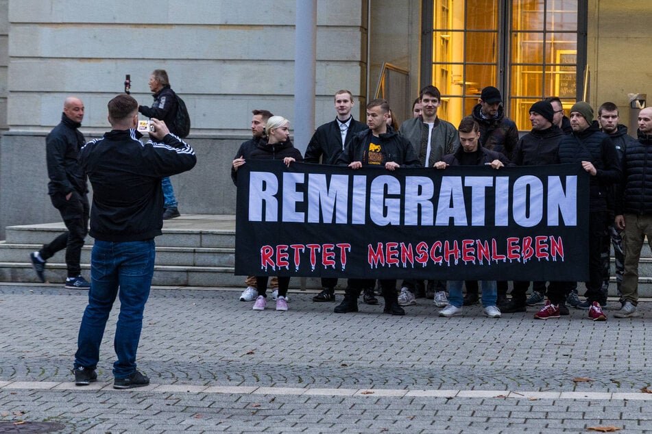 Rechte Banner bei Demonstration gegen Anschlag-Theaterstück