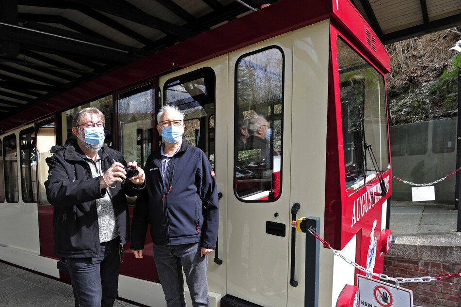 Freuten sich auf die Fahrt: Manfred Schmidt (62, l.) und Heinz Schütz (71). Wegen Corona sind maximal 20 Fahrgäste mit FFP2-Masken pro Wagen erlaubt.