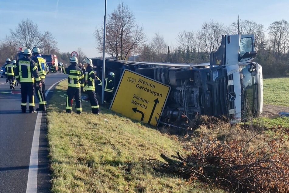 Umgekippter Sattelzug verliert Ladung und sorgt für Sperrung
