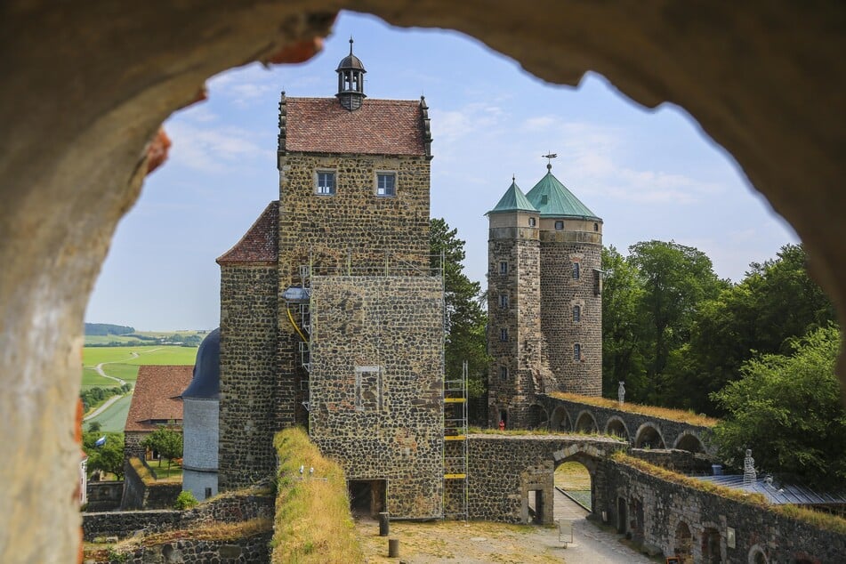 Auf der Burg Stolpen lädt das Kräuterweib zum Probieren des Bischofsweins ein.