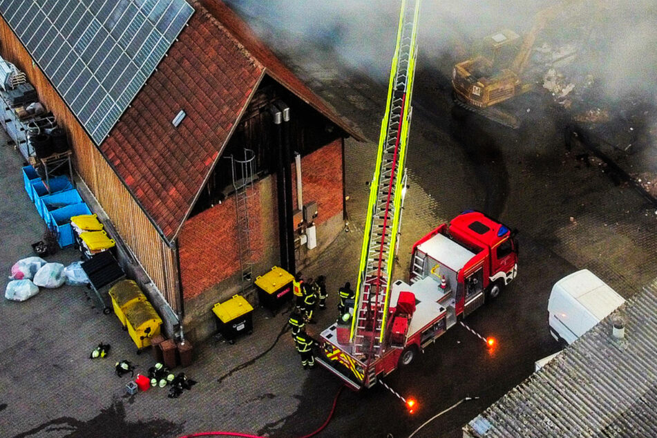 Brand einer Lagerhalle im Main-Kinzig-Kreis: Großeinsatz der Feuerwehr und hoher Schaden