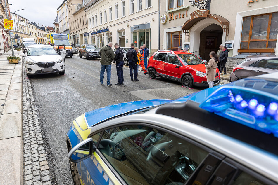 Schlimmer Unfall auf der Hauptstraße in Falkenstein (Vogtland): Ein Mazda-Fahrer (54), der gerade in sein Auto steigen wollte, wurde von einem Transporter erfasst.