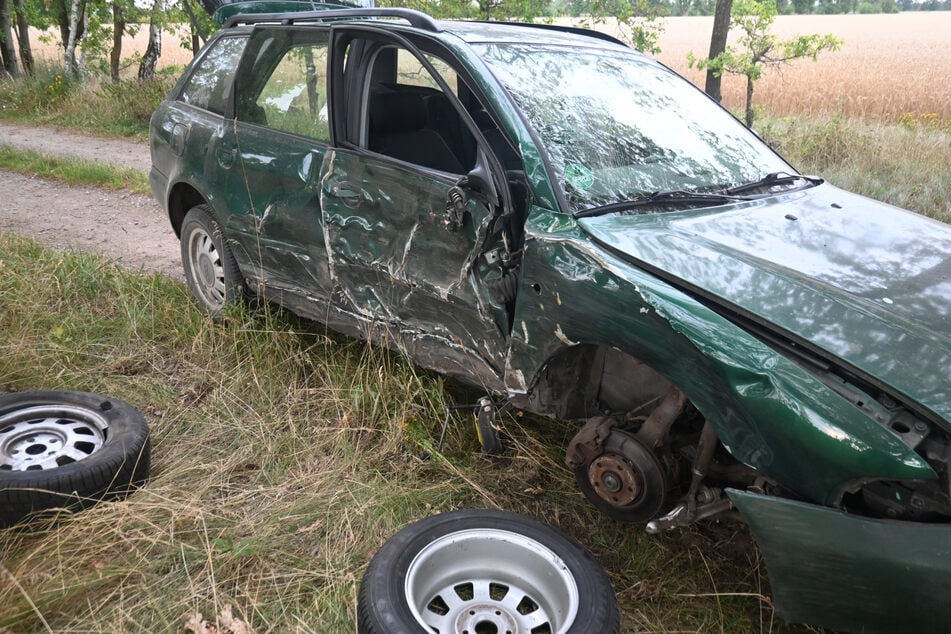 Der Audi wurde bei dem Unfall stark beschädigt.