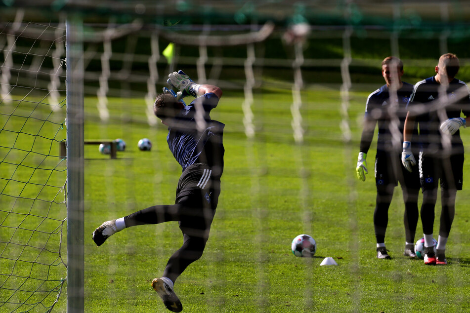 Torwart Daniel Heuer Fernandes (27) wehrt im Training den Ball ab.