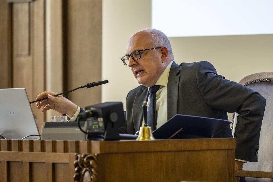 OB Sven Schulze (54, SPD) im Stadtrat: Der Rathauschef verweist beim Sparkurs auf Haushaltszwänge.