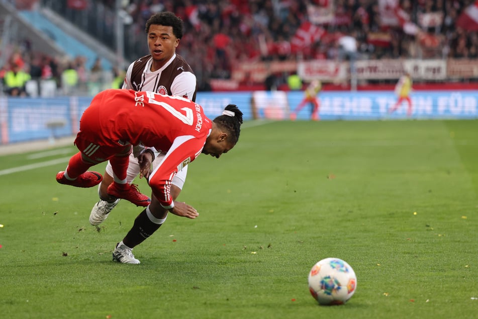 Joel Fujita (24) stieg gegen Bayern-Stürmer Michael Olise (24) unnötig ein. Er sah seine fünfte Gelbe Karte und fehlt deshalb im Sechs-Punkte-Spiel gegen Köln.