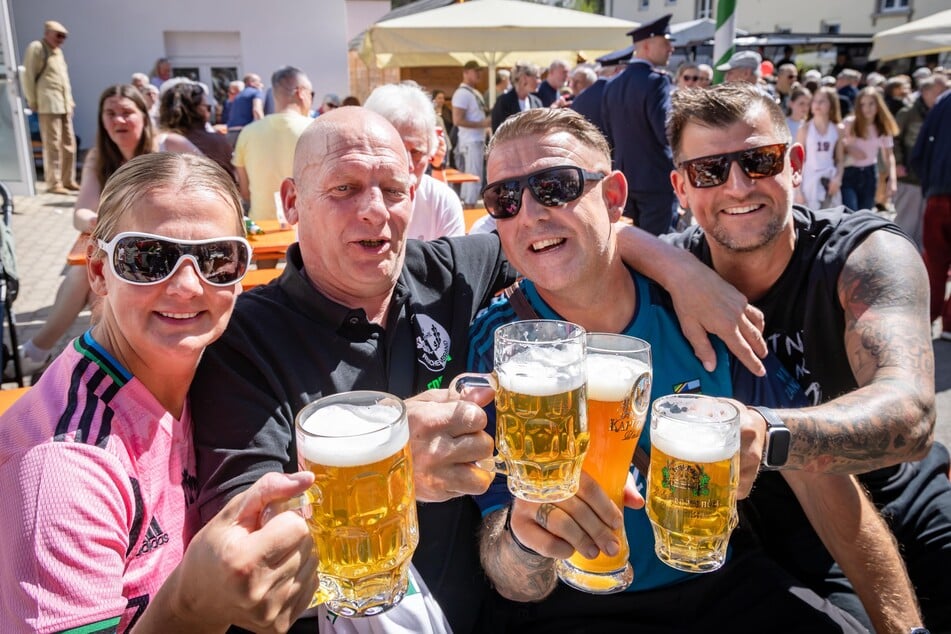 Anja, Dirk (54), Enrico (48) und Marcel (45) genossen ein Reichenbrander Bier.