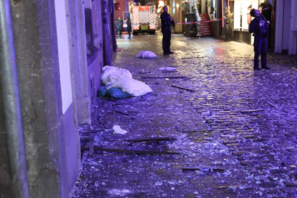 Durch die Explosion zerbarsten Scheiben und flogen auf den darunterliegenden Gehweg.