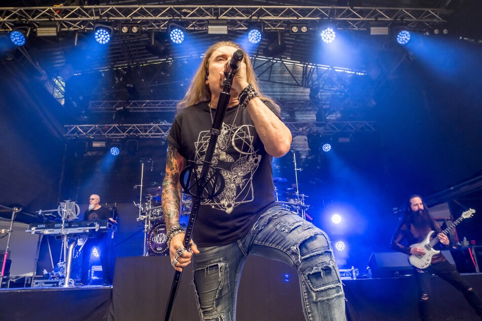 Mehr als zwei Stunden lang lieferten Sänger James LaBrie (62) und seine Mannen ein Feuerwerk nach dem anderen ab ...