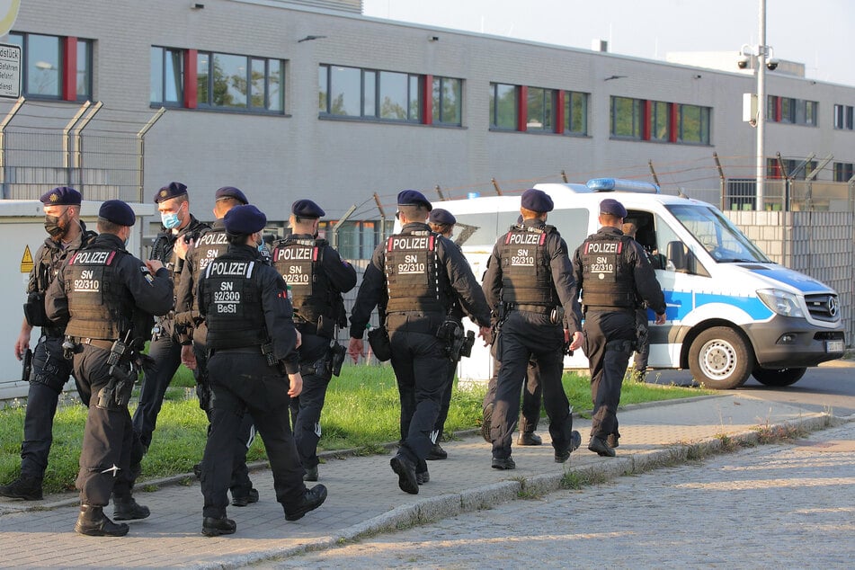 Die Polizei zeigt vor Ort starke Präsenz.