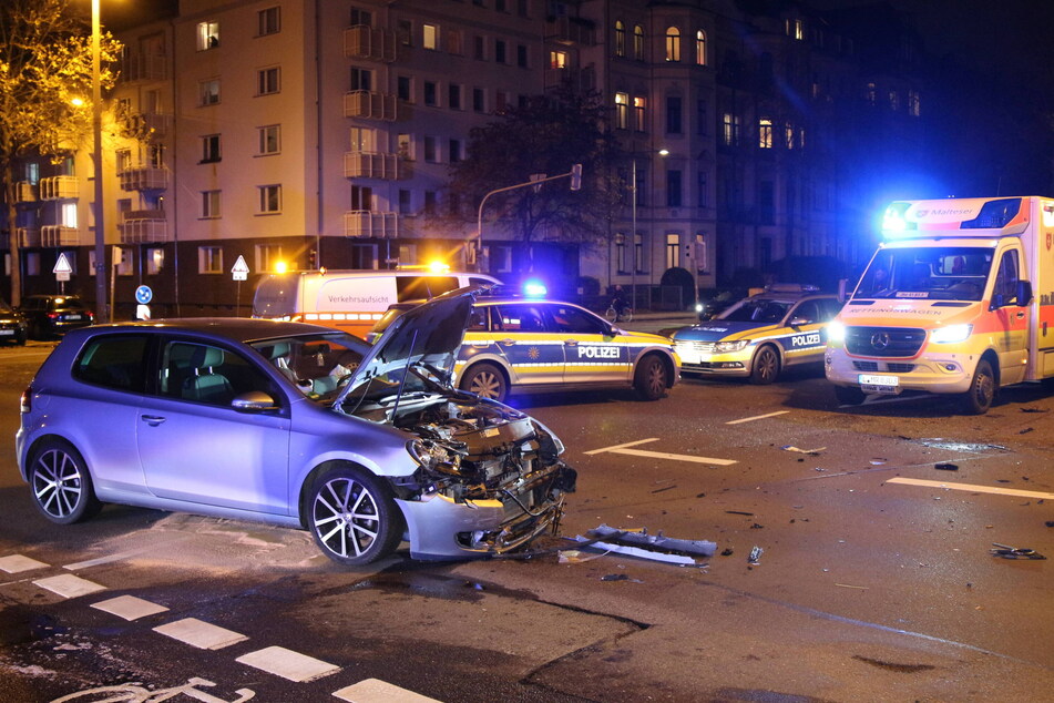 Polizei und Rettungsdienst waren im Einsatz, nachdem ein VW ...