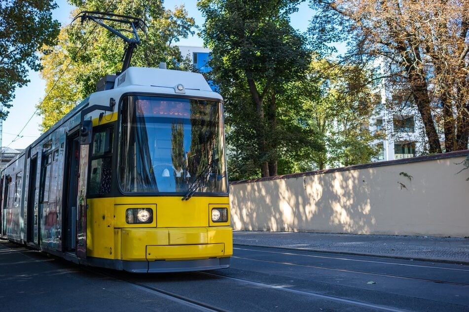 Der Straßenbahn-Angreifer konnte von einer Zeugin beschrieben werden. Die Polizei versucht nun den Täter zu finden. (Symbolfoto)