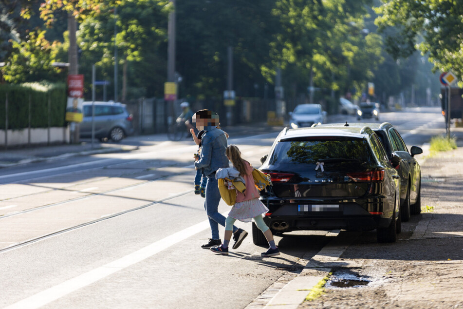 Viele Eltern halten am Morgen trotz Verbot und bringen ihre Kinder in die Kita.