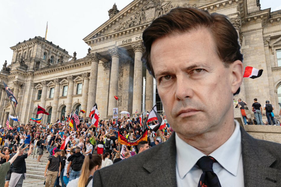 Regierungssprecher Steffen Seibert (60) äußerte sich zur Erstürmung der Reichstagstreppe durch Demonstranten. (Bildmontage)