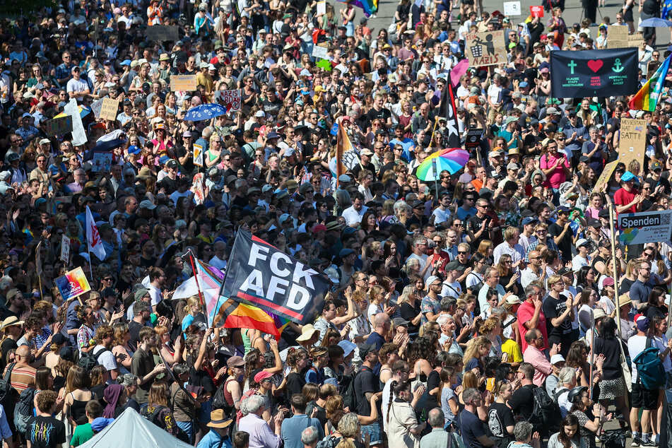 Wie hier in Leipzig wurde in Deutschland vielerorts gegen Rechtsextremismus demonstriert.