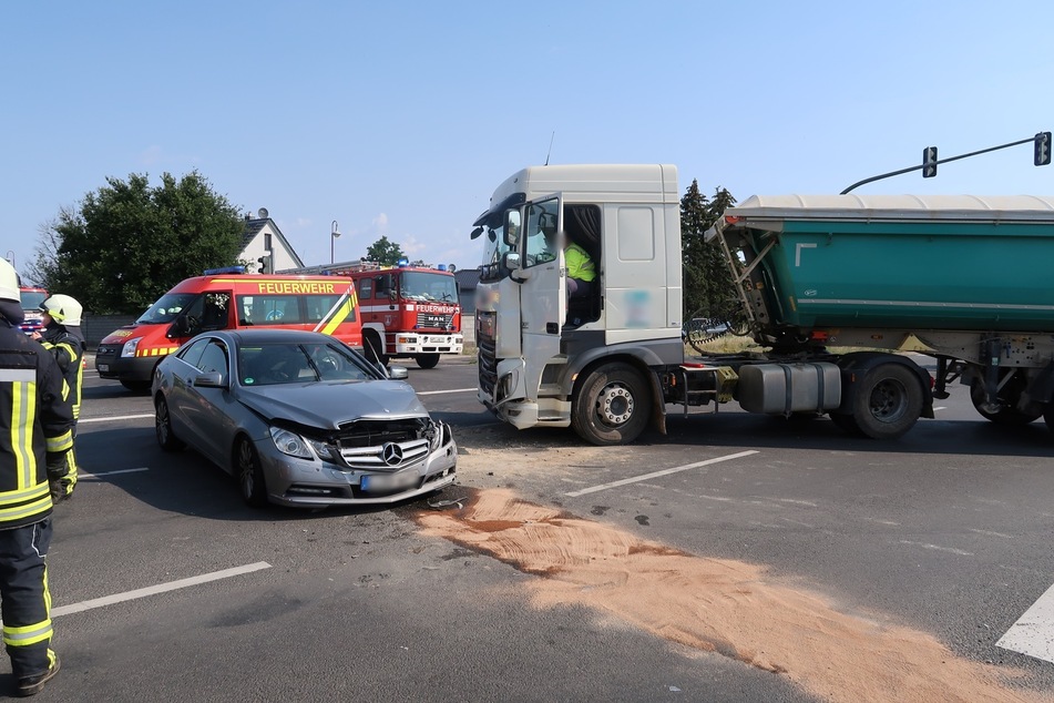 Unfall Nahe Leipzig: Zwei Verletzte Bei Zusammenstoß Zwischen Auto Und ...