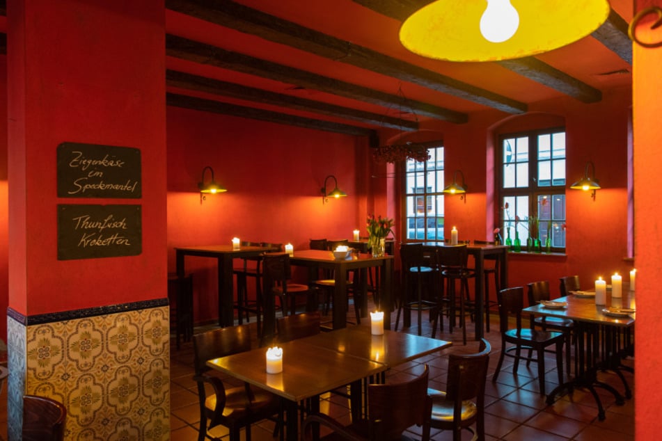 Menschenleer ist eine spanische Tapasbar am frühen Abend in Dresden. Im Kampf gegen die Ausbreitung des Coronavirus sollen von Donnerstag (19. März) Restaurants von 6.00 Uhr bis 18.00 Uhr geöffnet bleiben, es gelten aber besondere Hygienevorschriften.