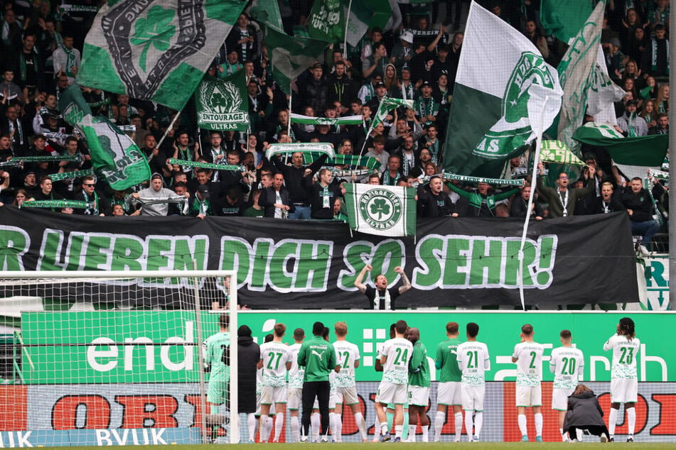Die Mannschaft der SpVgg Greuther Fürth bedankte sich nach dem feststehenden Abstieg bei den Fans für die Unterstützung.