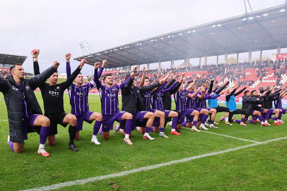 Die Aue-Spieler feierten mit ihren Fans einen 3:0-Sieg gegen Zwickau.
