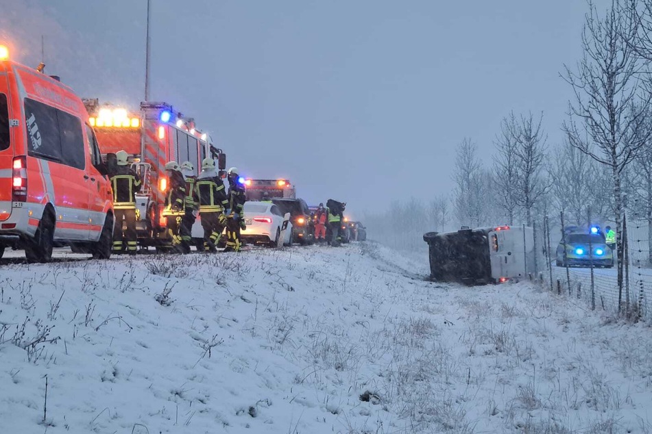 Einsatzkräfte kamen dem verunglückten Fahrer zur Hilfe.