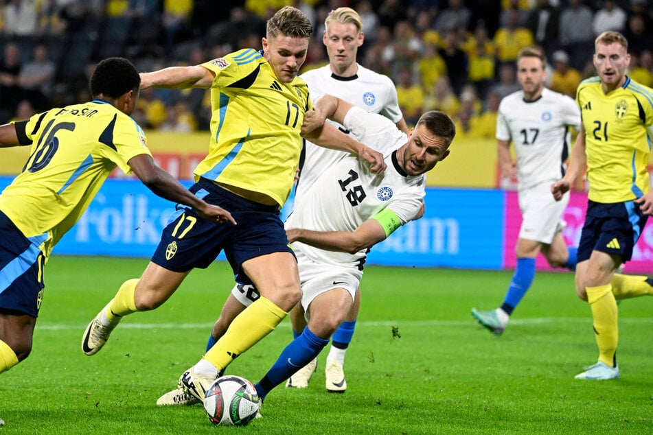 Karol Mets (31, r.) traf mit Estland auf Schweden um den ehemaligen Kiezkicker Viktor Gyökeres.