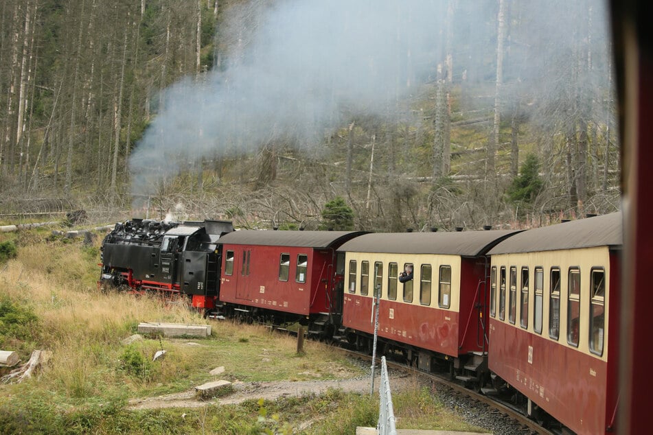 Die Harzer Schmalspurbahnen geben Entwarnung. Planmäßig fahren Züge zwischen Schierke und dem Brocken. (Archivfoto)