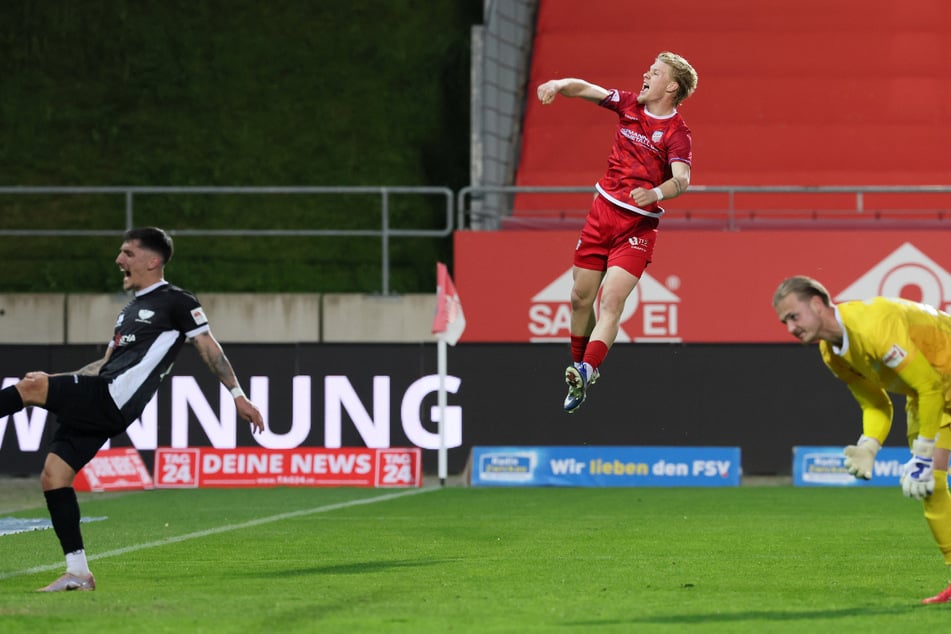 Nicht nur am Ende konnten sich Luca Prasse (oben) und Co. freuen: Die Schwäne fahren mit einem Sieg im Gepäck zum Sachsenpokal-Halbfinale.