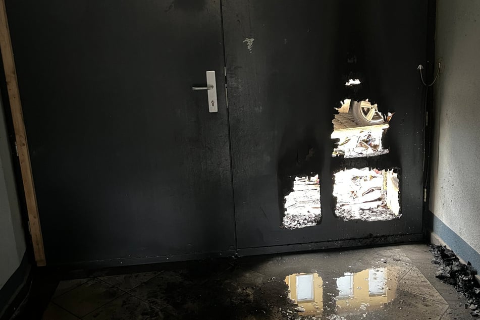 Der Brand hinterließ deutliche Spuren an der Eingangstür.