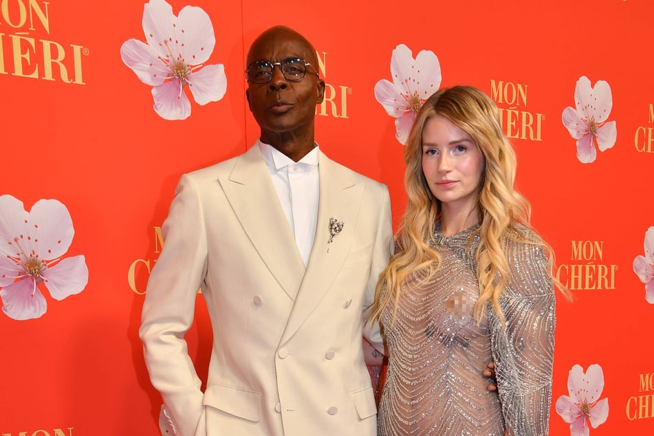 Moss posierte auch mit Bruce Darnell (68).