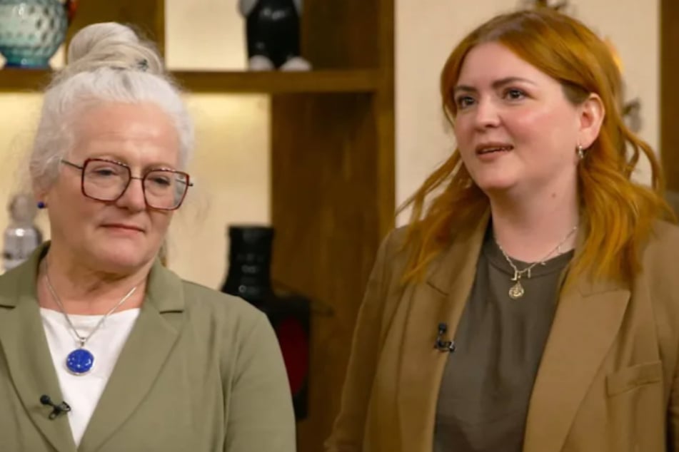 "Bares für Rares"-Verkäuferin Felicitas (r.) ist mit ihrer Mama Monika in das Pulheimer Walzwerk bei Köln gekommen.
