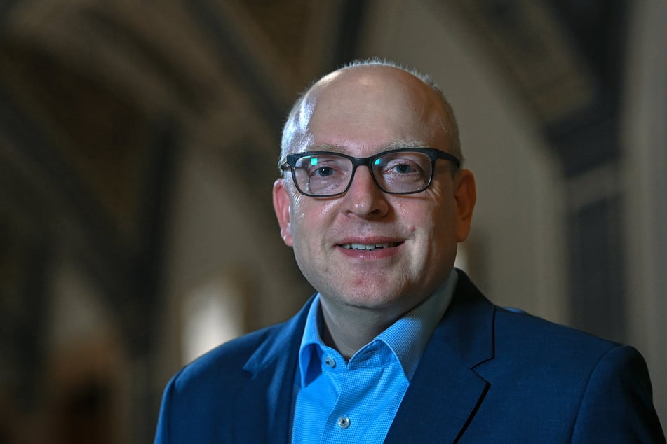 Oberbürgermeister Sven Schulze (49, SPD) freut sich über das neue Mega-Impfzentrum.