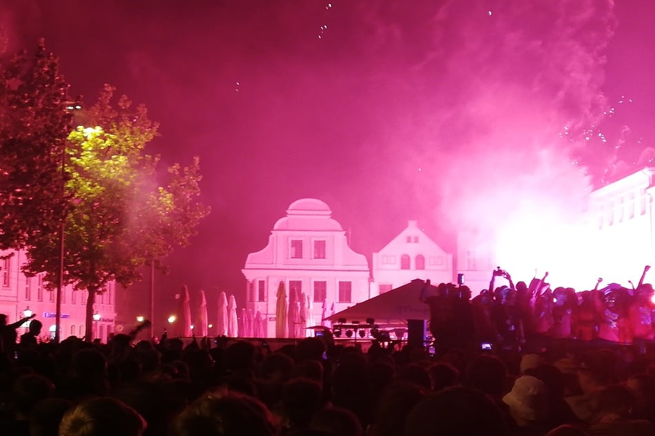 Die wilde Party geht auf dem Altmarkt weiter.
