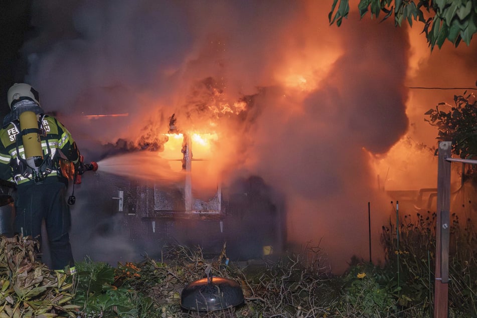 Mit schwerem Atemschutz gingen die Kameraden gegen das Feuer in der Oberlausitz vor.