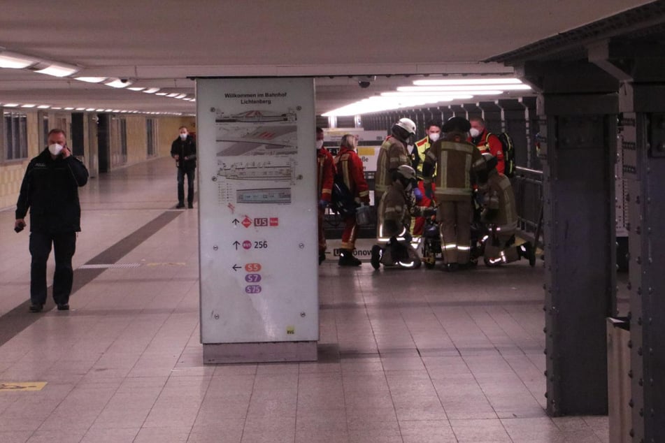 Frau tanzt auf den Gleisen, dann kommt die U-Bahn