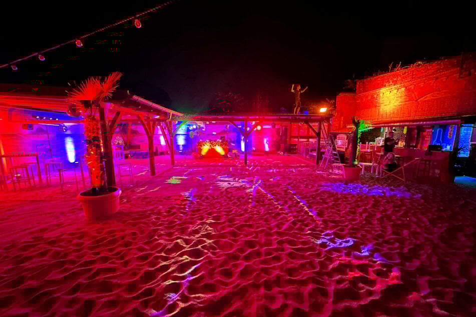 Die Strandlocation hat alles, was es fürs Urlaubsfeeling braucht.