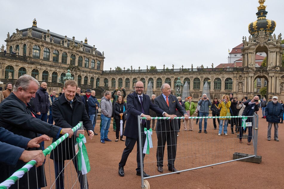 Symbolisch schoben Kretschmer (2.v.l.) und Piwarz (3.v.l.) den Bauzaun zur Seite.