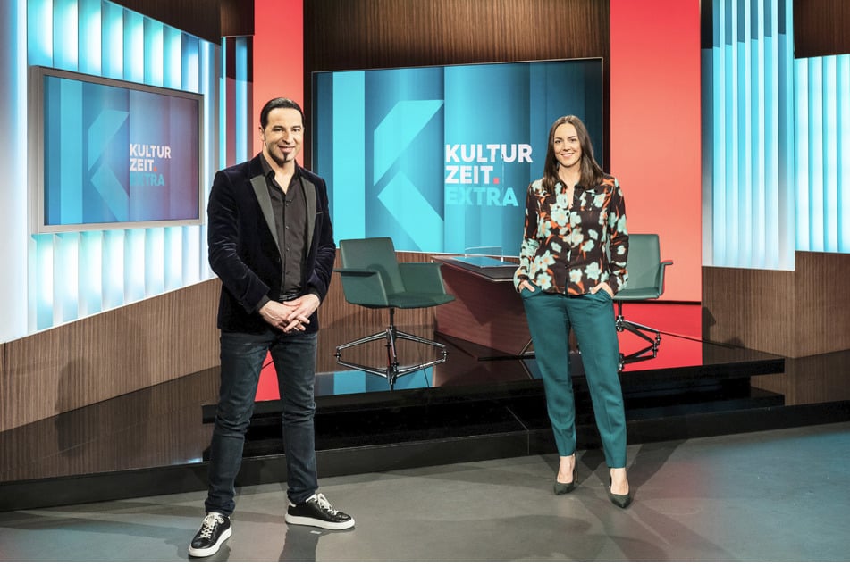 Bülent Ceylan (45), Mannheimer Comedian, und Nina Brunner, Moderatorin, stehen im Studio zur 3sat-Sendung "Kulturzeit".