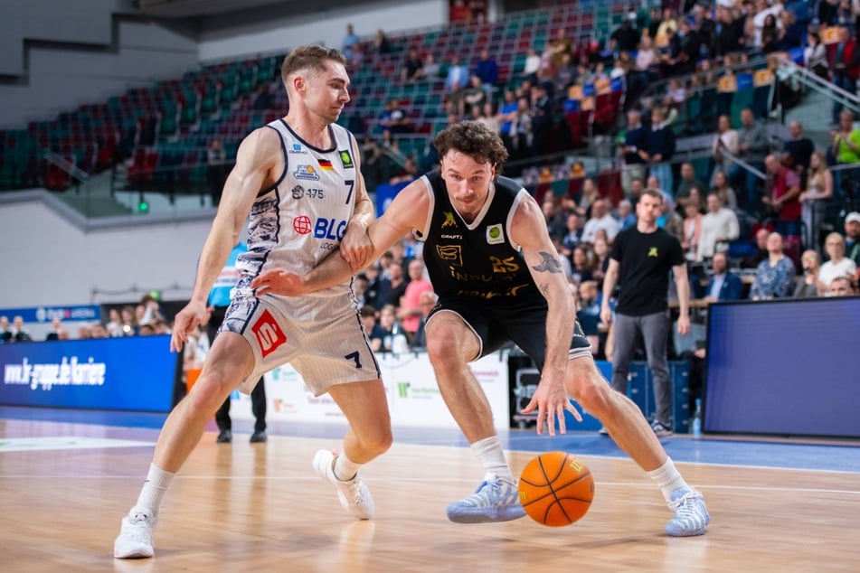 Benjamin Forrest Burnham (24, r.), hier im Duell mit Adrian Breitlauch (32, Eisbären Bremerhaven), spielt künftig für die Niners Chemnitz.