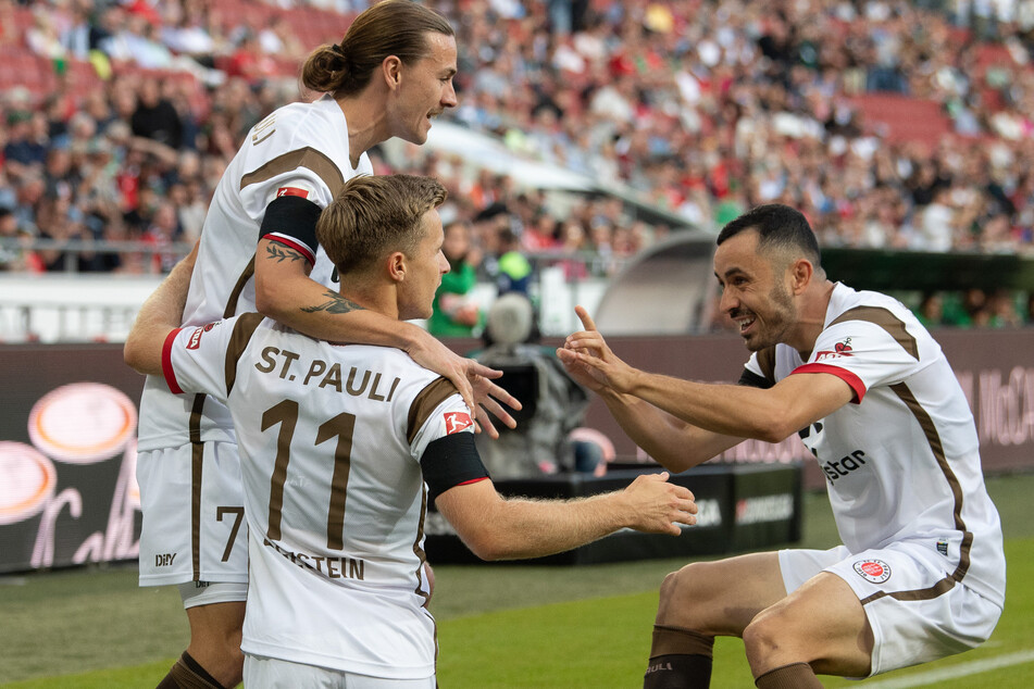 Manolis Saliakas (27, r.) hat seinen Vertrag beim FC St. Pauli vorzeitig verlängert.