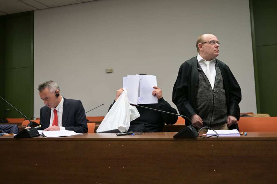 Der Angeklagte sitzt zwischen seinem Dolmetscher (l.) und seinem Anwalt Bernhard Welke (r.).