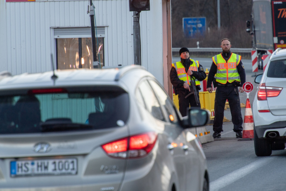 Bundespolizisten stehen an der mobilen Autobahn-Übergangsstelle und kontrollieren den Verkehr.