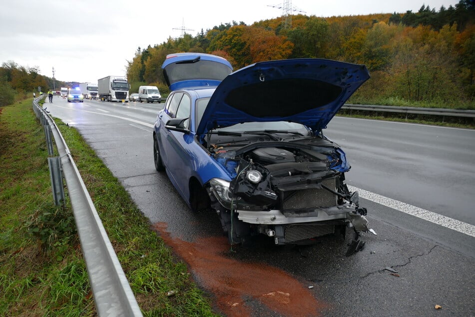 Der BMW wurde bei dem Unfall stark beschädigt, die Fahrerin verletzt.
