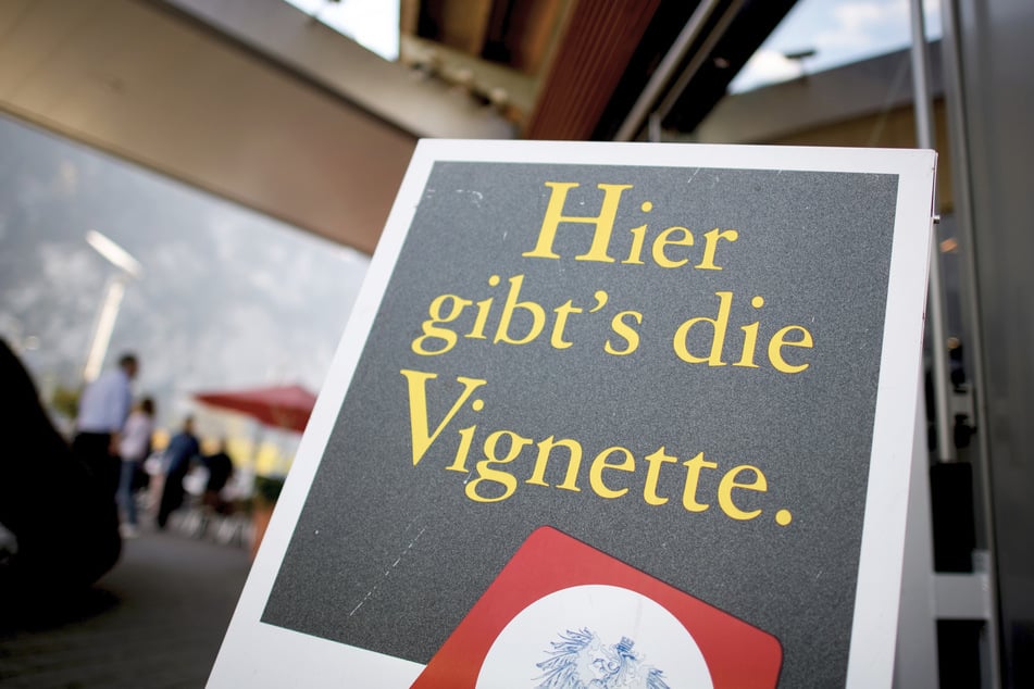 Anhalten, um eine Vignette zu kaufen, ist nervig. Bald gibt es den Mautnachweis ausschließlich digital.