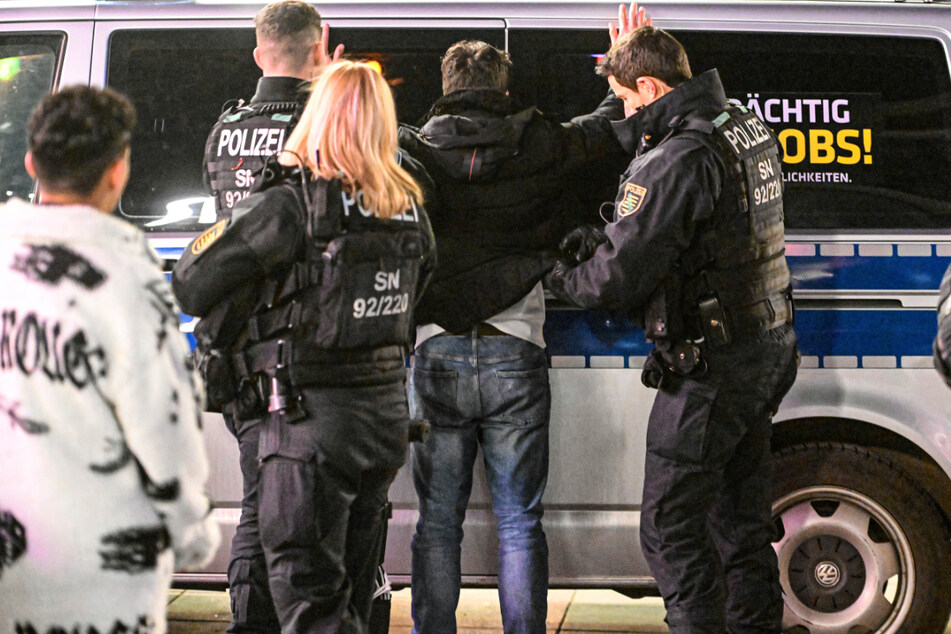 Mit Komplexkontrollen versucht die Polizei Schwerpunkte der Jugendkriminalität zu entschärfen.