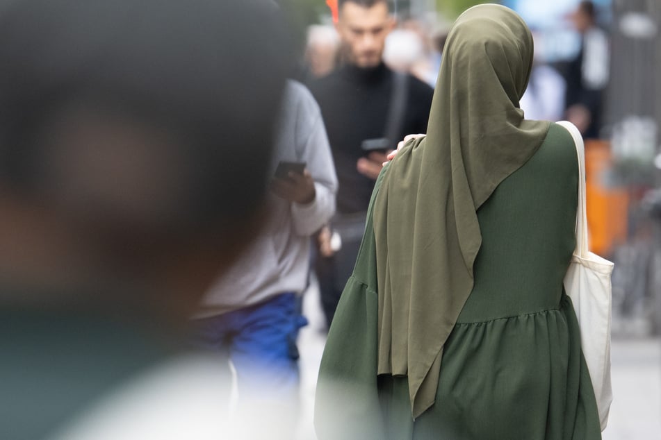 Einem Mädchen wurde in Dresden ihr Kopftuch heruntergerissen. (Symbolbild)