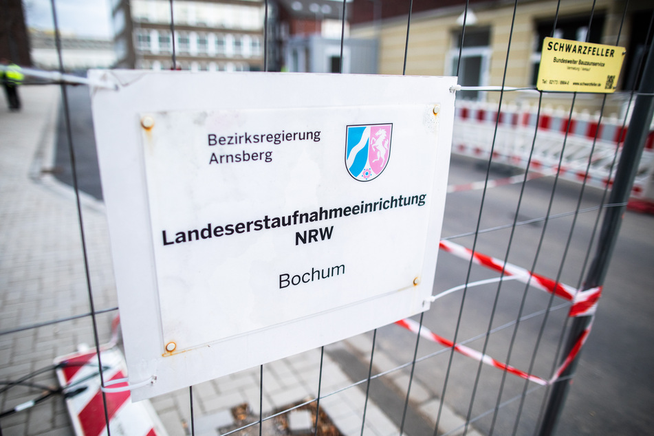 Das Schild an einem Bauzaun kennzeichnet eine Landeserstaufnahmestelle für Flüchtlinge in Bochum.