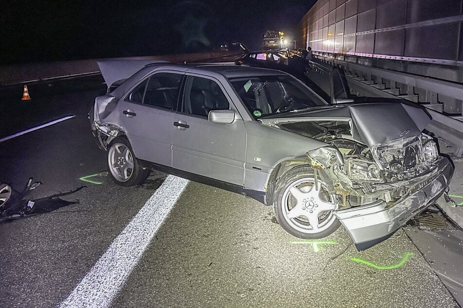 Unfall A5: Renault, Mercedes und VW-Camper kollidieren auf A5: Vier teils schwer Verletzte!