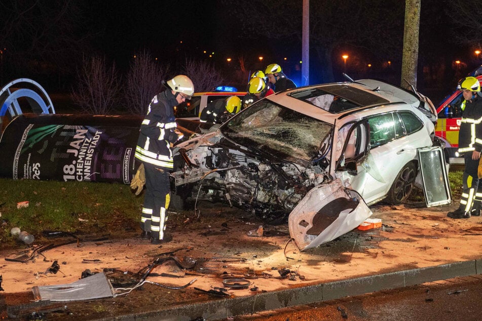 Der Motorblock wurde beim Zusammenstoß aus dem Auto gerissen.