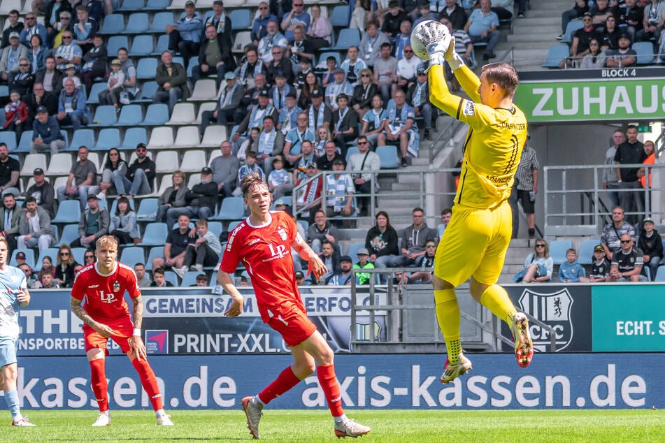 Starker Rückhalt: Daniel Adamczyk fischt gegen Erfurt den Ball aus der Luft.