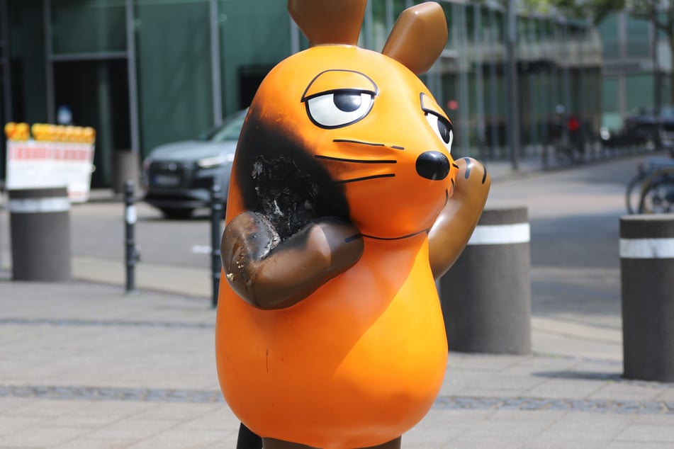 Die Mausfigur vor dem WDR-Gebäude wurde am vergangenen Wochenende bei einem Brandanschlag von Unbekannten beschädigt.